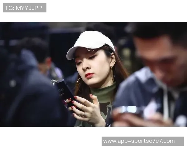 翟晓川妻子分享观赛美照庆祝陪伴第15个赛季只为与你共度每一个瞬间