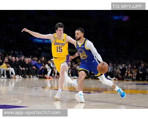 湖人训练场景曝光斯玛特紧逼八村里夫斯全力防守展现团队默契