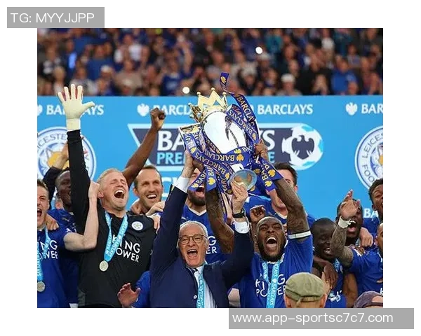 老兵不死!瓦尔迪荣获意甲11月最佳球员奖杯展现不凡实力 老兵不死!瓦尔迪荣获意甲11月最佳球员奖杯展现不凡实力